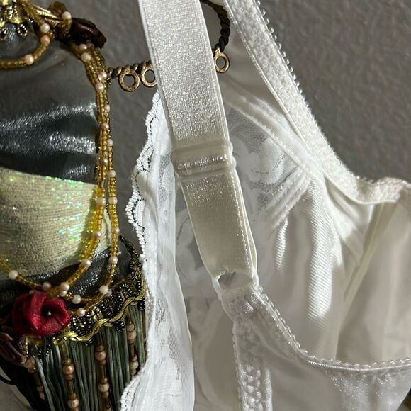 Vassarette bra white lace sheer 42D underwire floral EUC - Picture 7 of 7